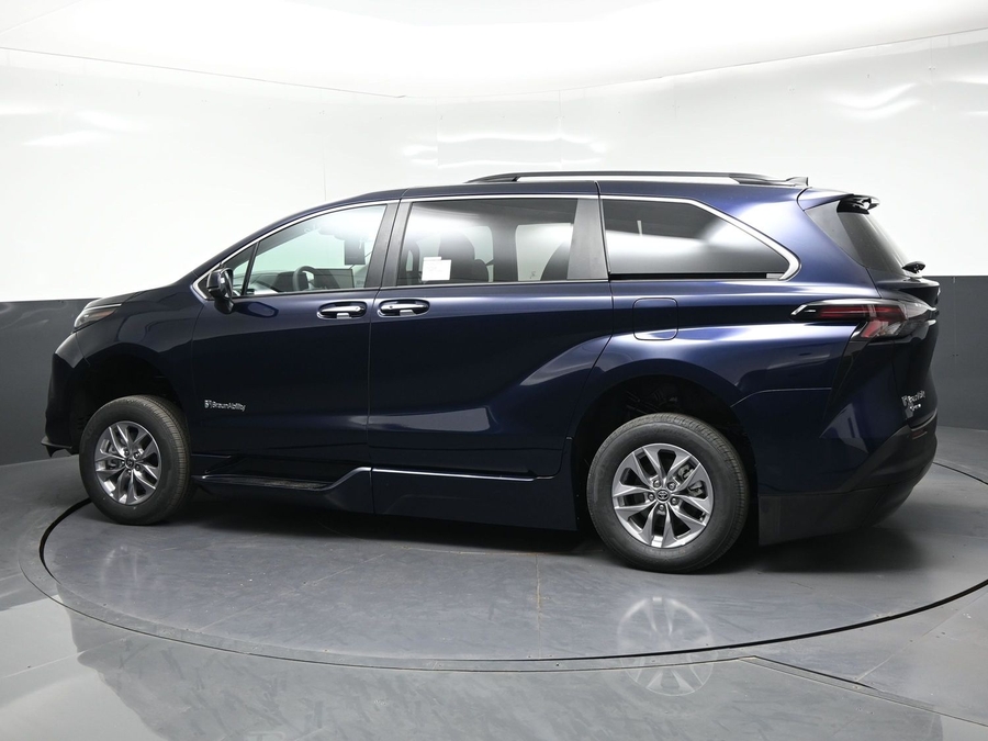 New 2026 Toyota Sienna XLE Base
