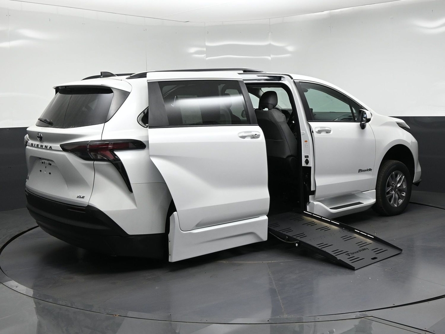 New 2026 Toyota Sienna XLE Base