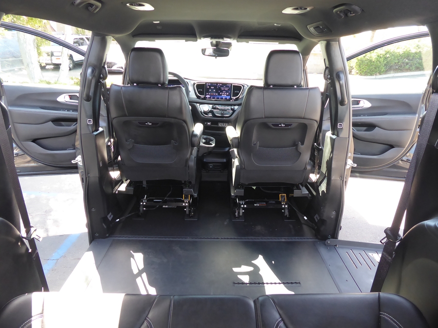PRE OWNED 2023 Chrysler Pacifica Touring L
