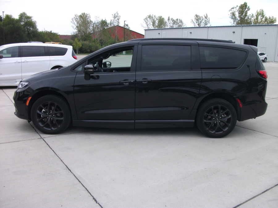 PRE OWNED 2023 Chrysler Pacifica Touring L