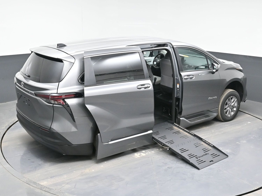 New 2026 Toyota Sienna LE