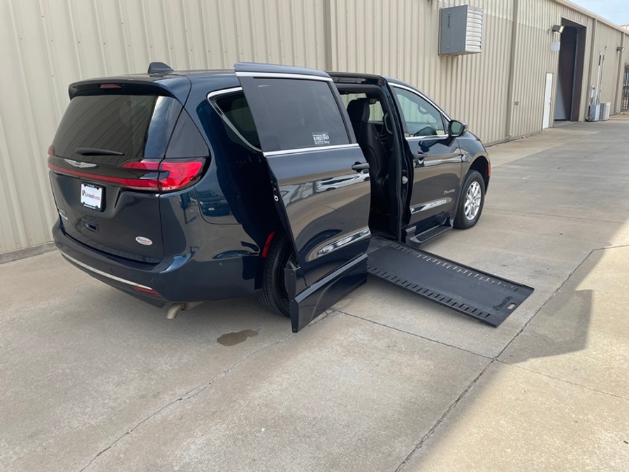 PRE OWNED 2025 Chrysler Pacifica Select