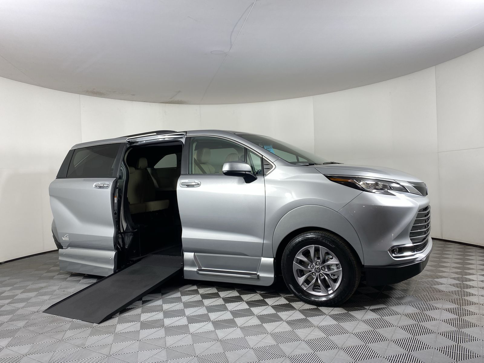 2022 Toyota Sienna XLE 7-Passenger Hybrid AWD's photo
