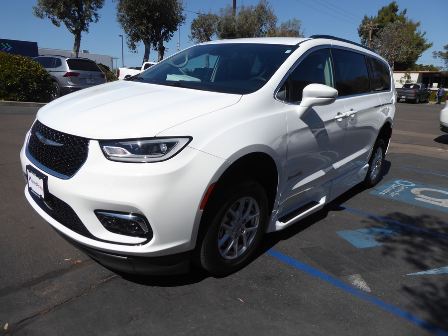 PRE OWNED 2022 Chrysler Pacifica Touring L