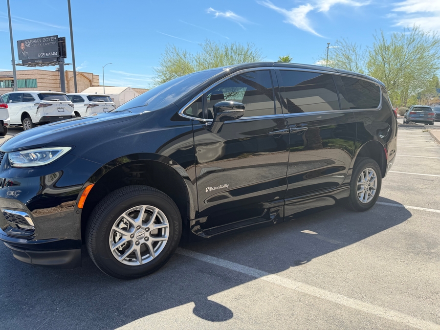 PRE OWNED 2025 Chrysler Pacifica Select