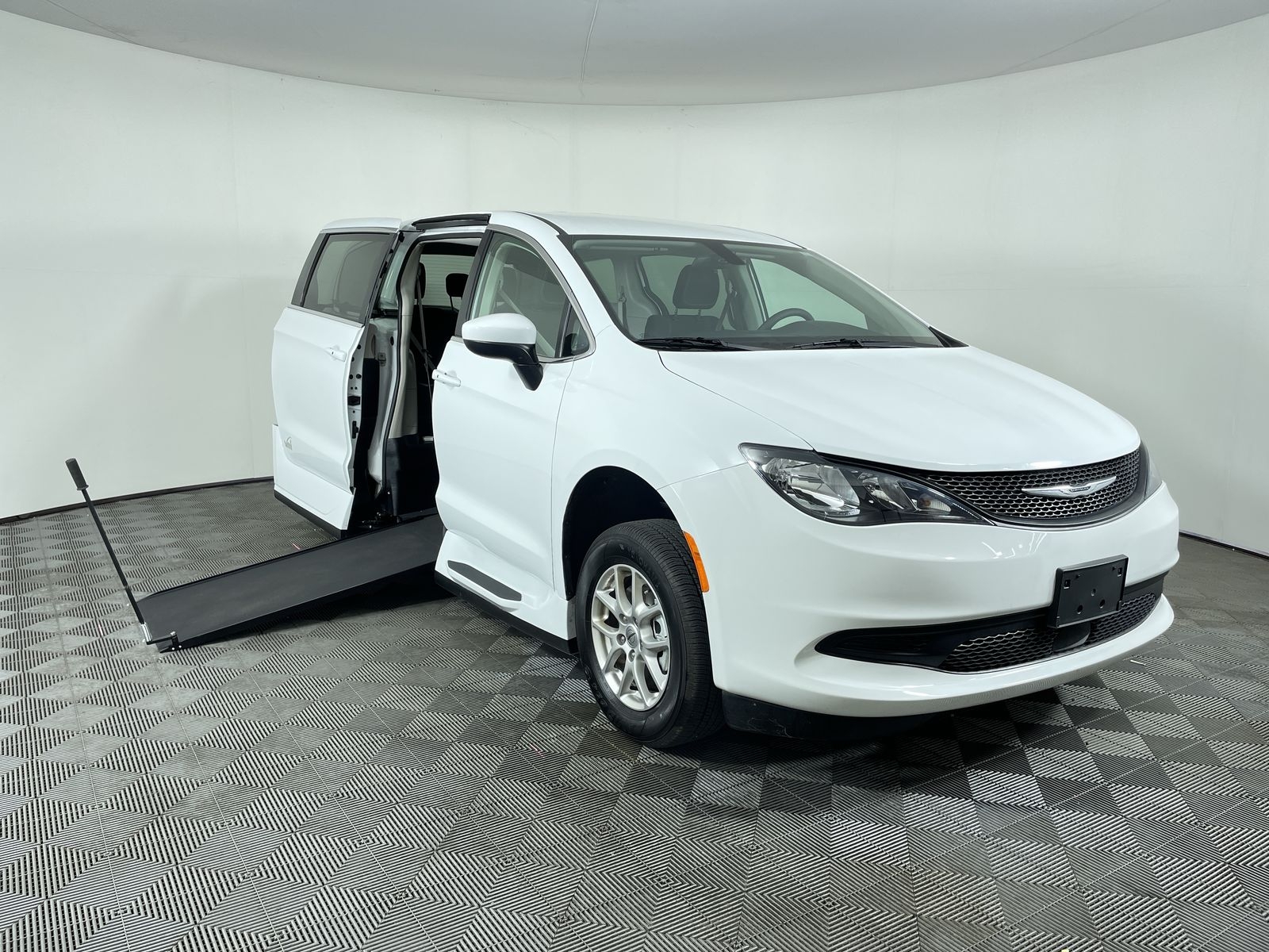 2022 ChryslerVoyager LX's photo