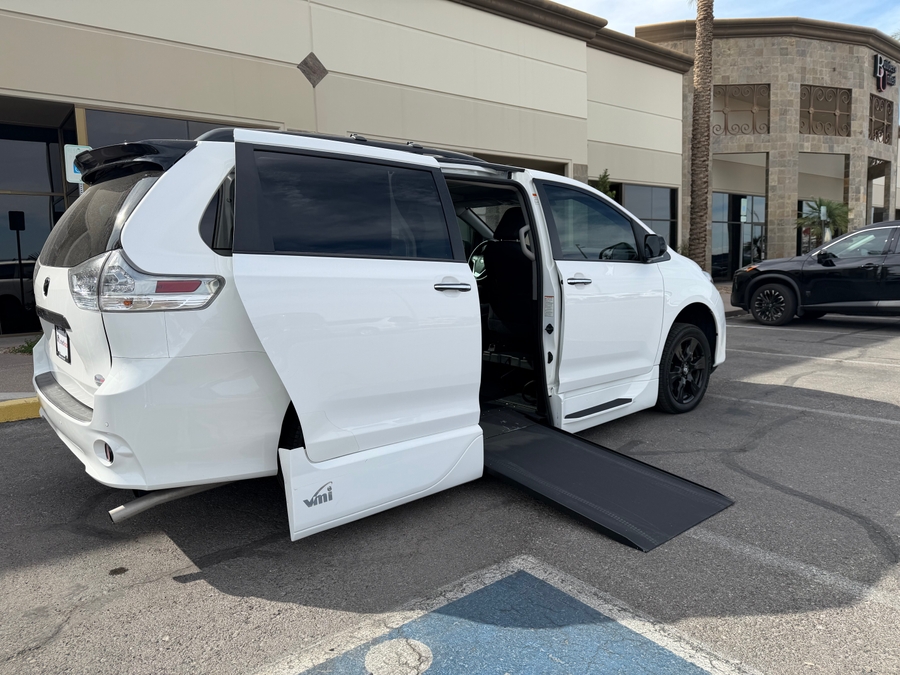 PRE OWNED 2020 Toyota Sienna SE Premium
