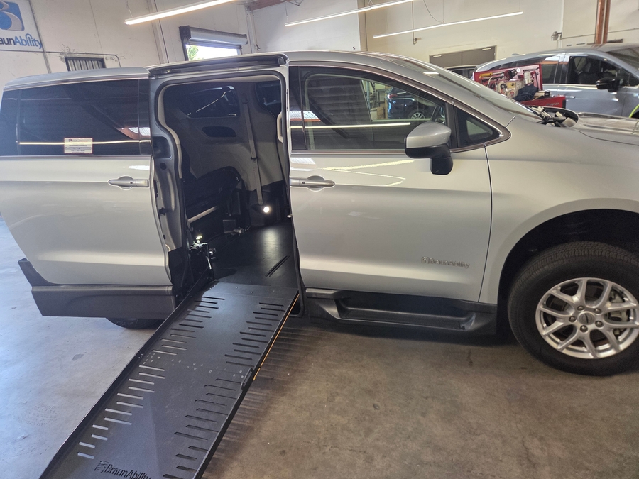 PRE OWNED 2022 Chrysler Voyager LX