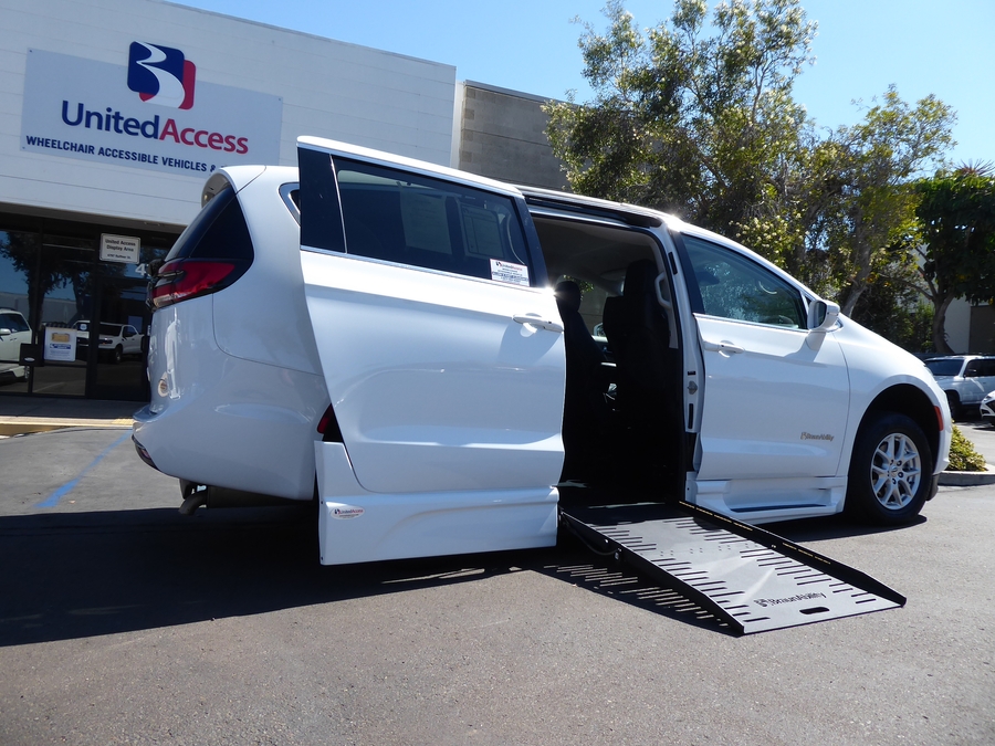 PRE OWNED 2022 Chrysler Pacifica Touring L