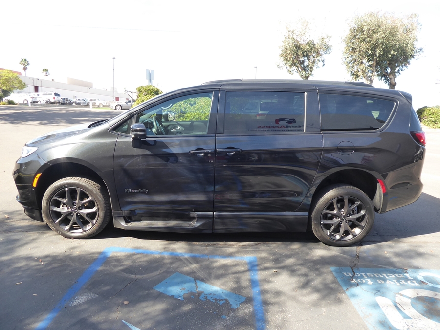 PRE OWNED 2023 Chrysler Pacifica Touring L