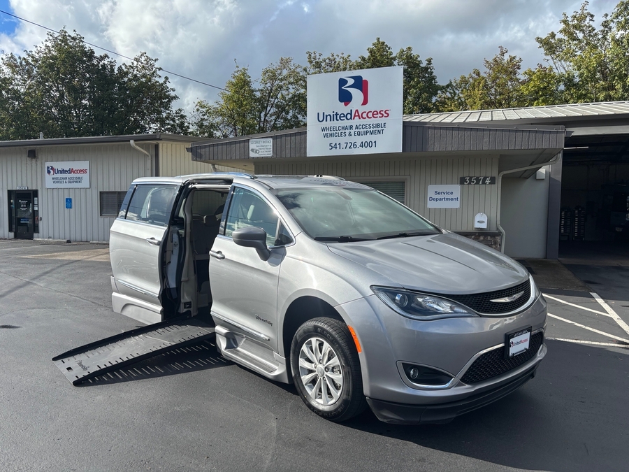 PRE OWNED 2018 Chrysler Pacifica Touring L