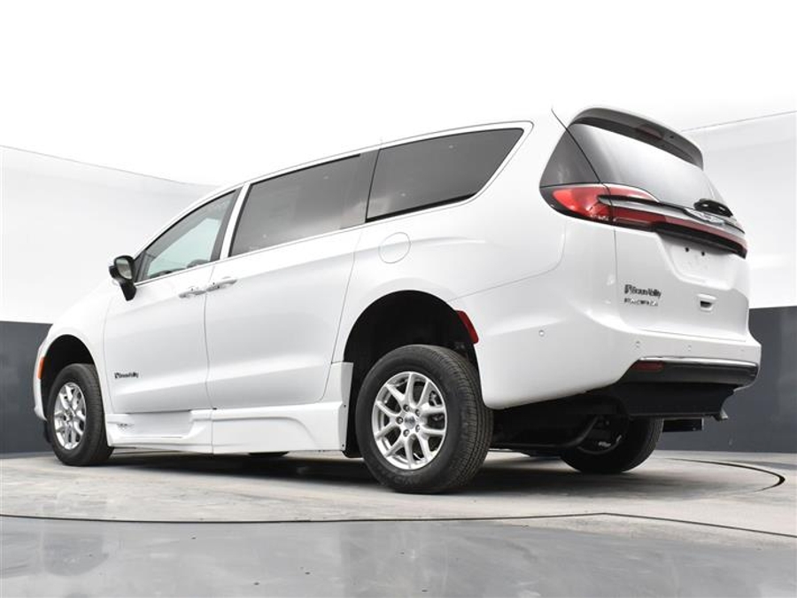 CERTIFIED PRE-OWNED 2024 Chrysler Pacifica Touring L