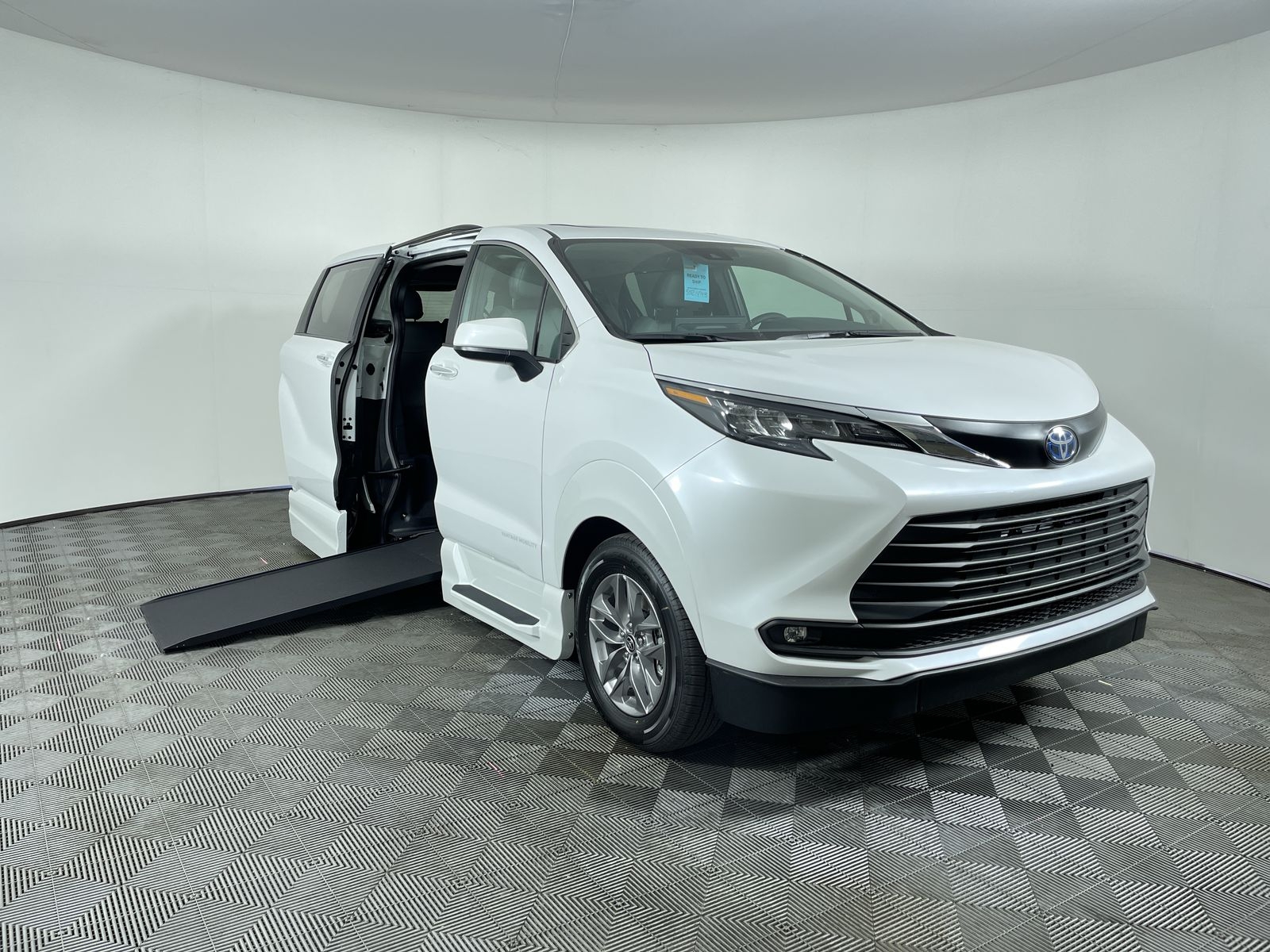 2025 Toyota Sienna XLE's photo