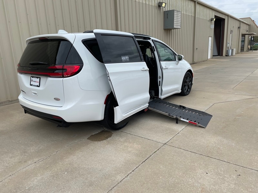 PRE OWNED 2022 Chrysler Pacifica Touring L