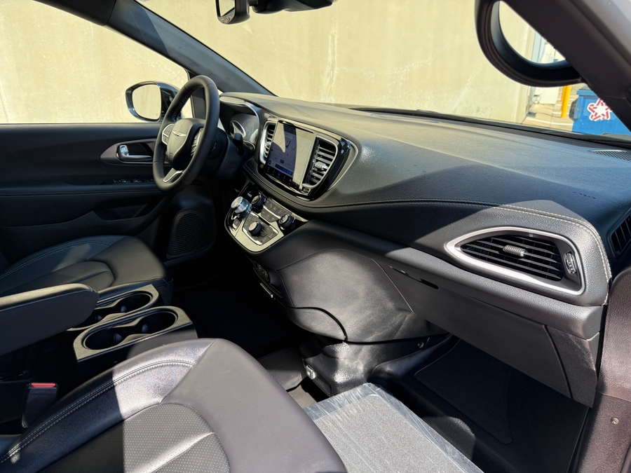 PRE OWNED 2025 Chrysler Pacifica Select Safety