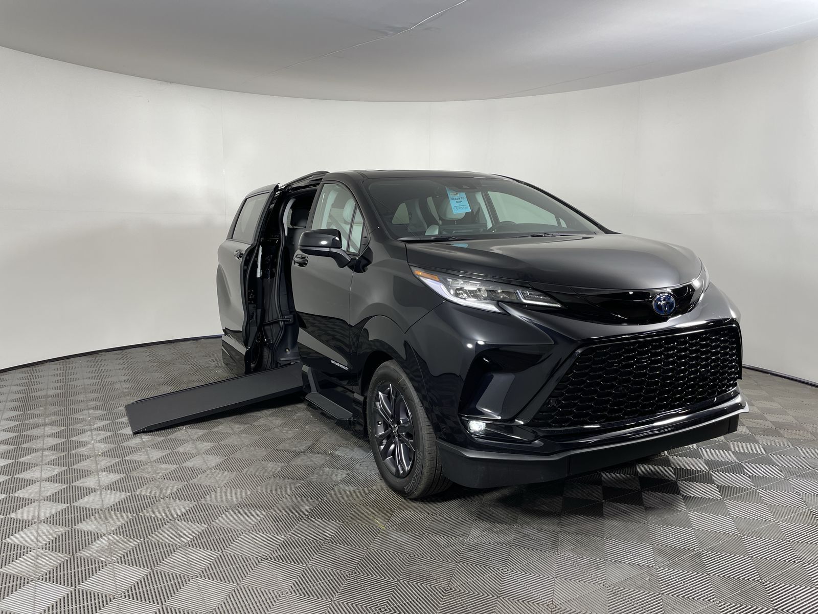 2025 Toyota Sienna XSE's photo