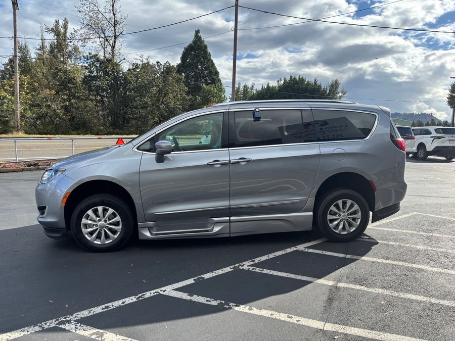 PRE OWNED 2018 Chrysler Pacifica Touring L
