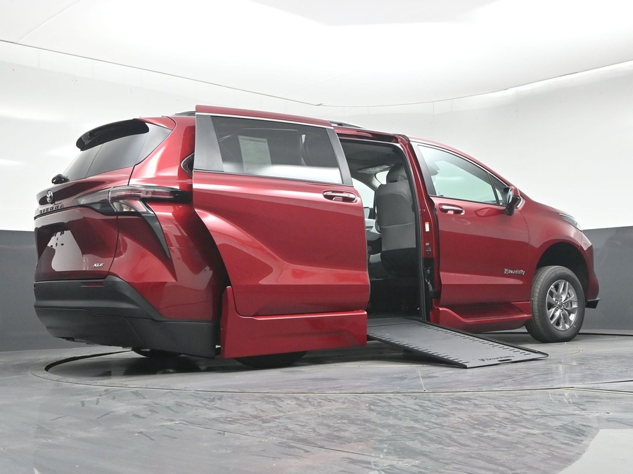 New 2026 Toyota Sienna XLE Base