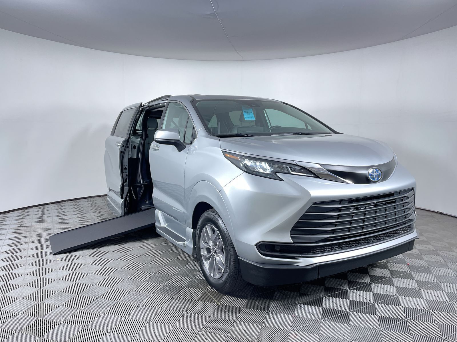 2025 Toyota Sienna LE's photo