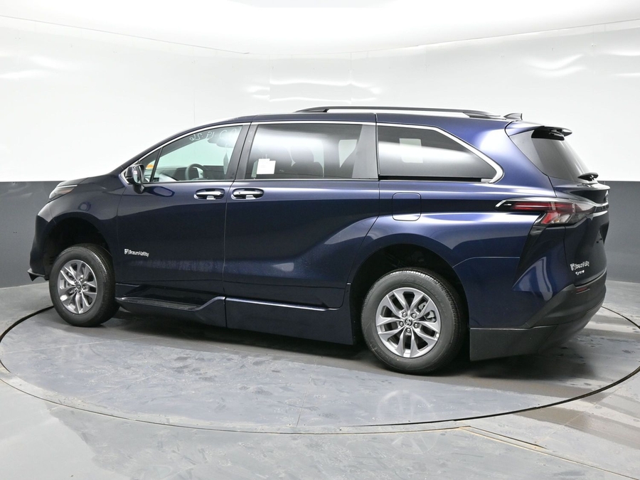 New 2026 Toyota Sienna XLE Base