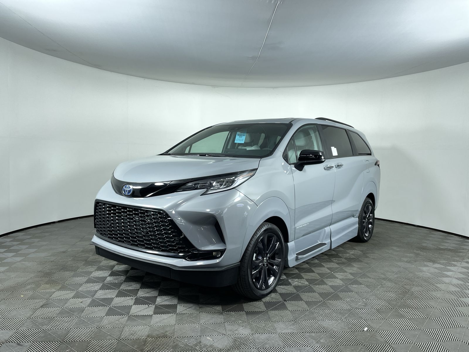 2025 Toyota Sienna XSE - Photo 30