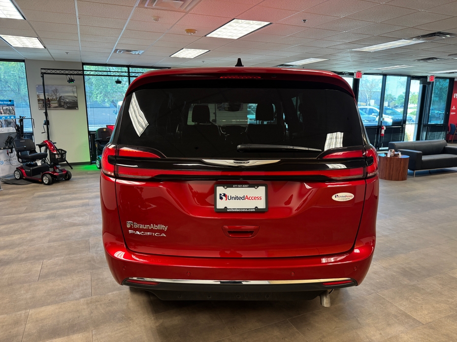 PRE OWNED 2025 Chrysler Pacifica Select