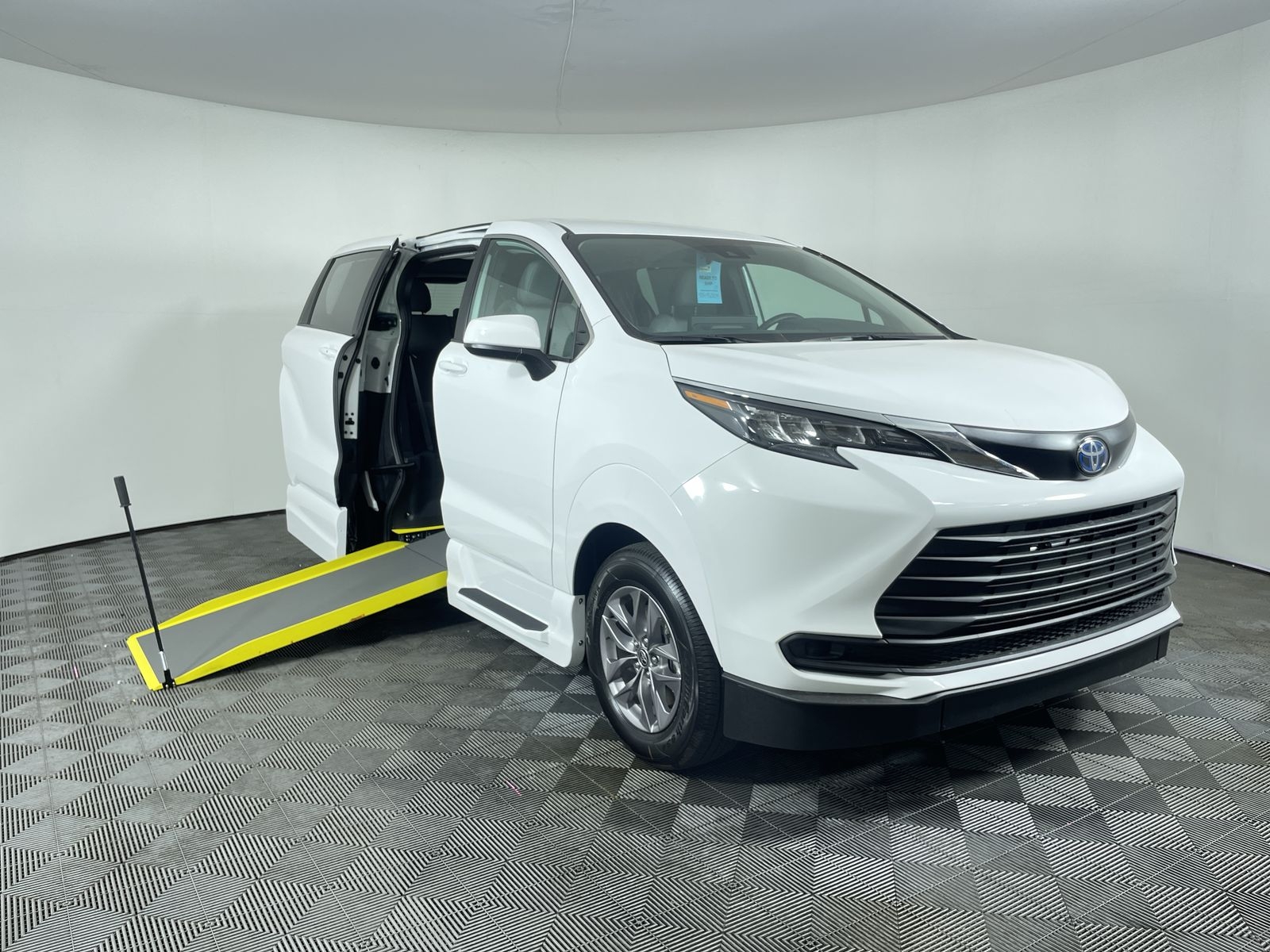 2025 Toyota Sienna LE's photo