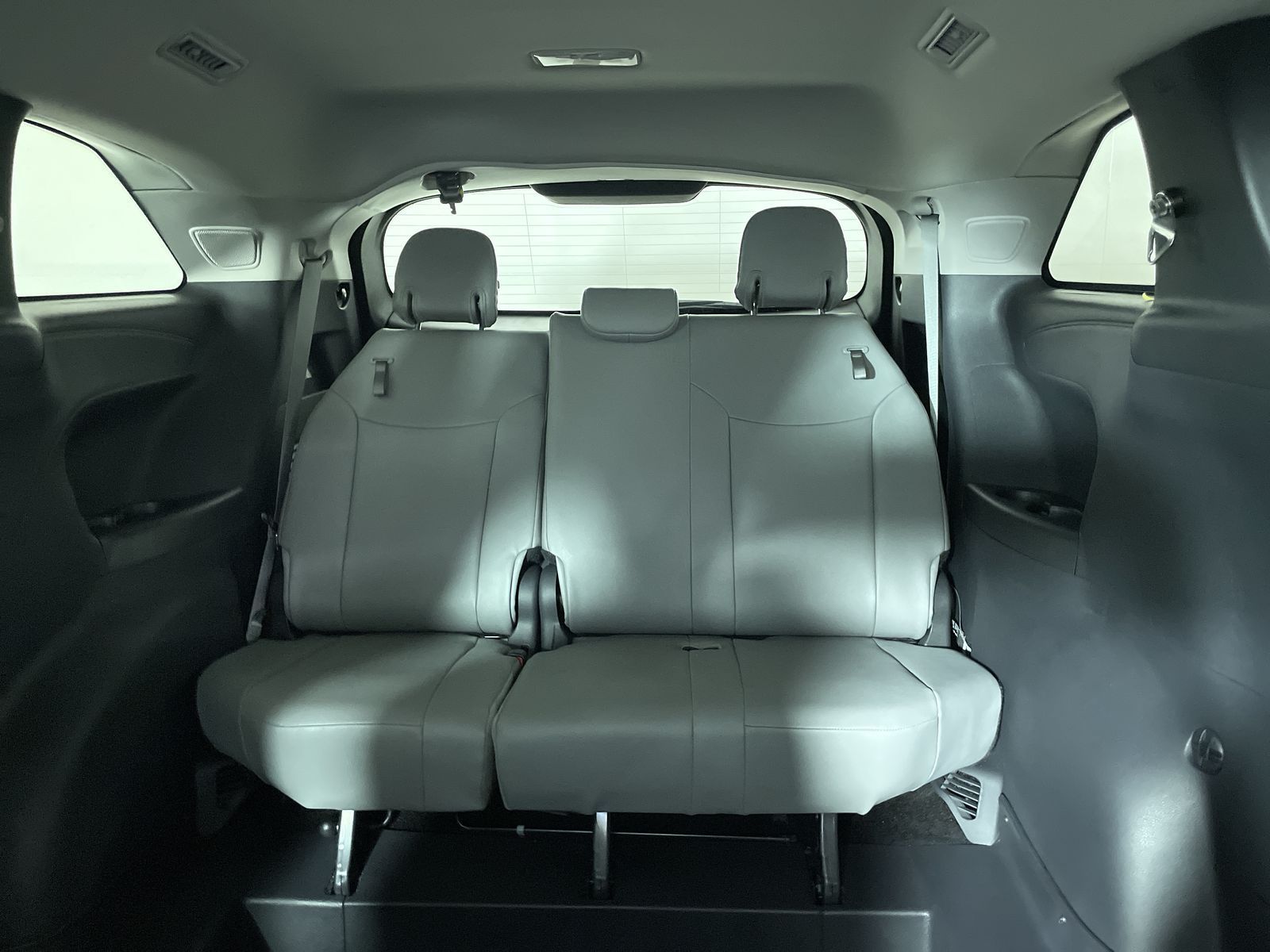 2025 Toyota Sienna XLE - Photo 6