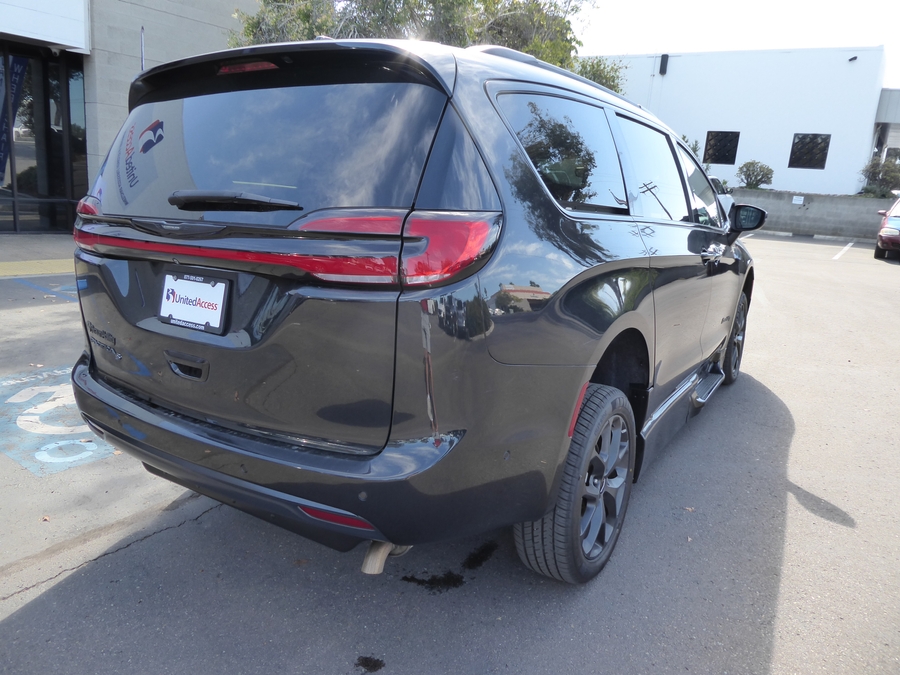 PRE OWNED 2023 Chrysler Pacifica Touring L