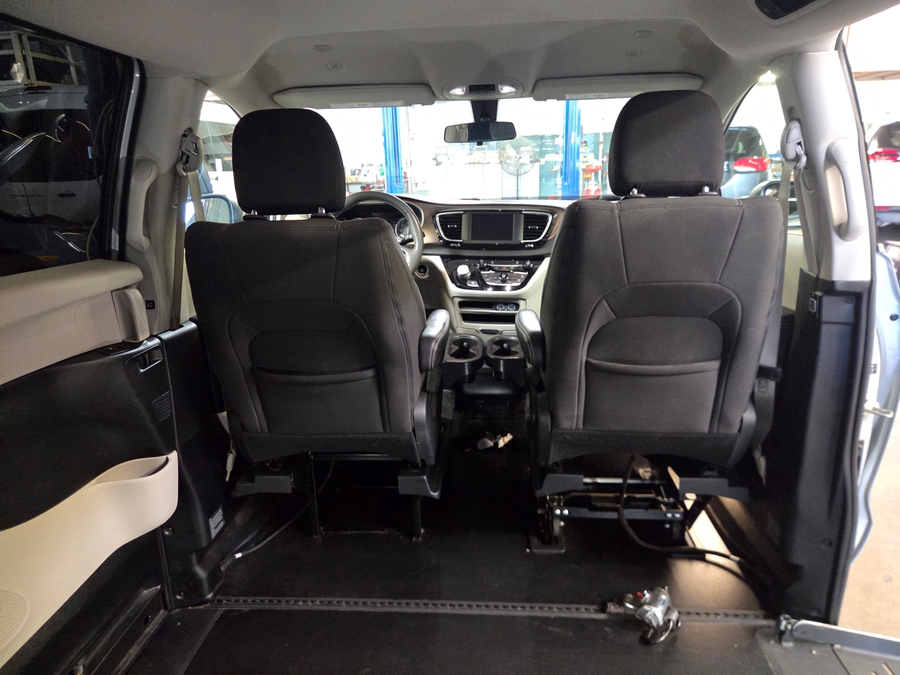 PRE OWNED 2022 Chrysler Voyager LX