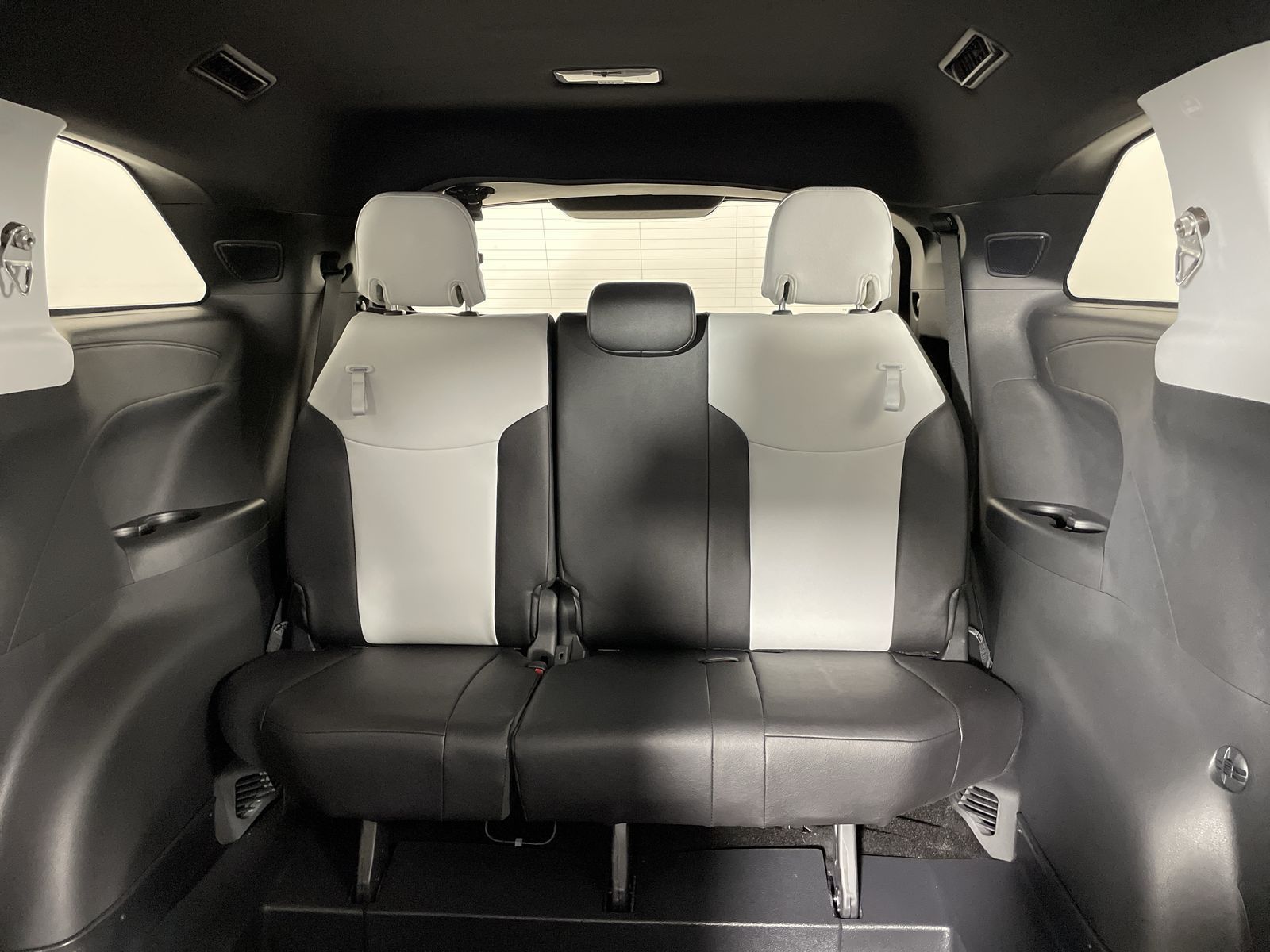 2025 Toyota Sienna XSE - Photo 6