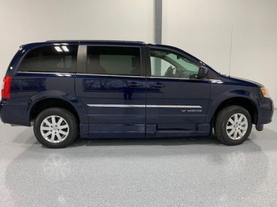 2016 chrysler town and country handicap van