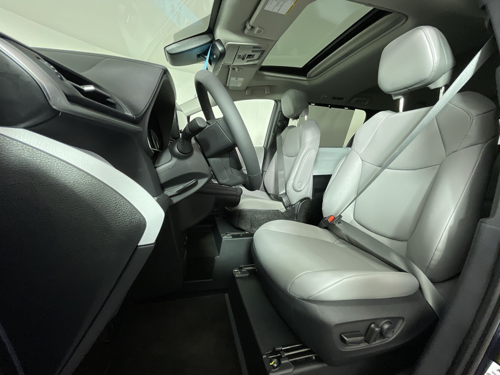 2025 Toyota Sienna XLE - Photo 10