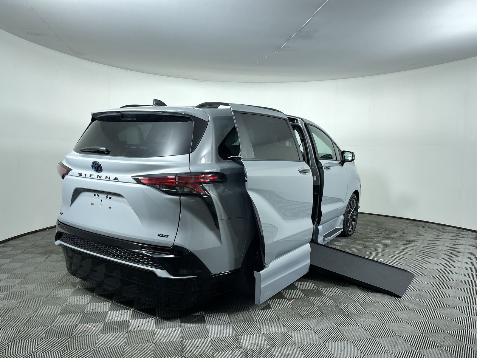 2025 Toyota Sienna XSE - Photo 3
