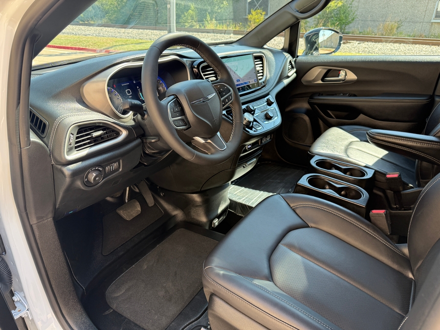 PRE OWNED 2025 Chrysler Pacifica Select Safety
