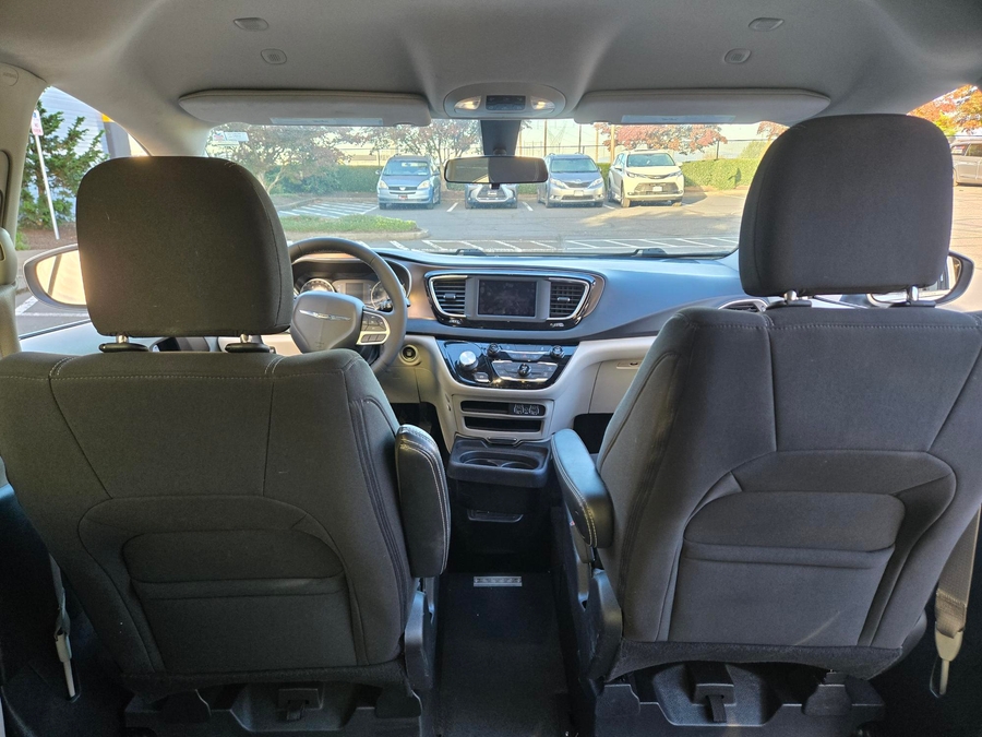 PRE OWNED 2022 Chrysler Voyager LX