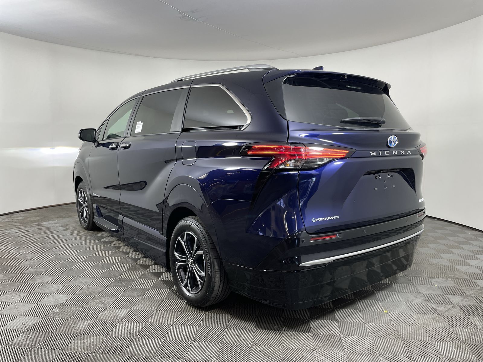 2025 Toyota Sienna Platinum - Photo 28