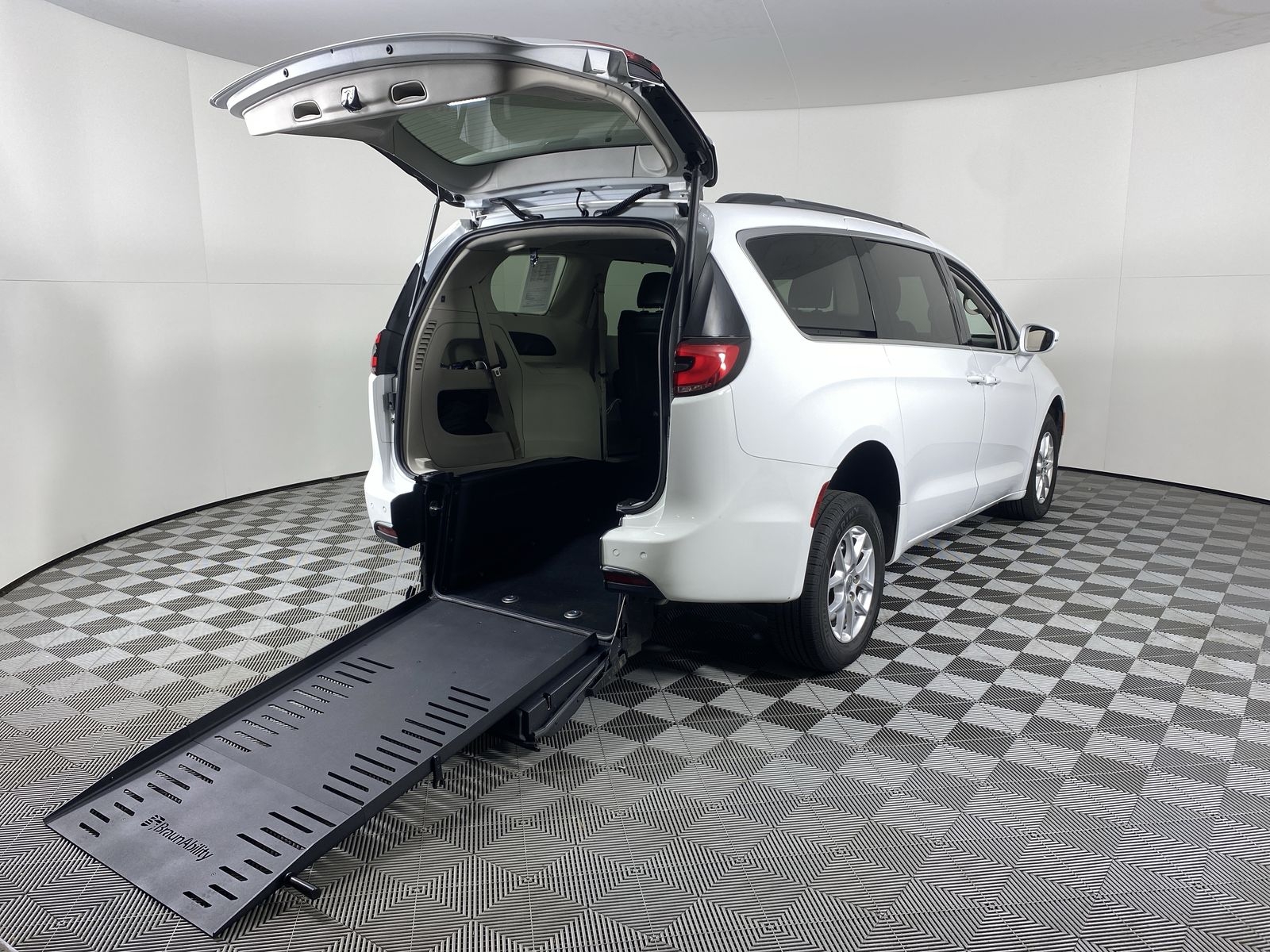 2022 Chrysler Pacifica Touring L's photo