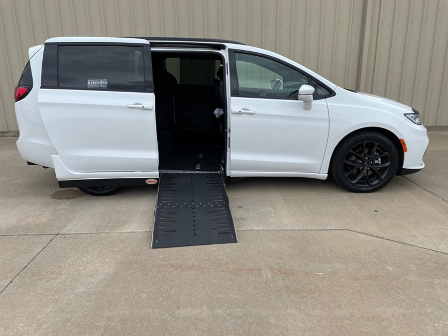 PRE OWNED 2022 Chrysler Pacifica Touring L