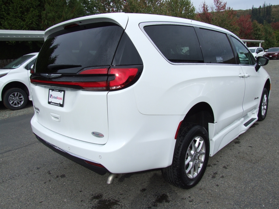 PRE OWNED 2024 Chrysler Pacifica Touring L