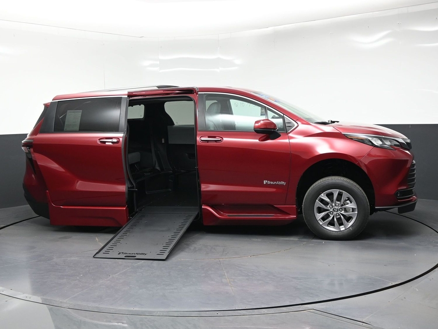 New 2026 Toyota Sienna XLE Base