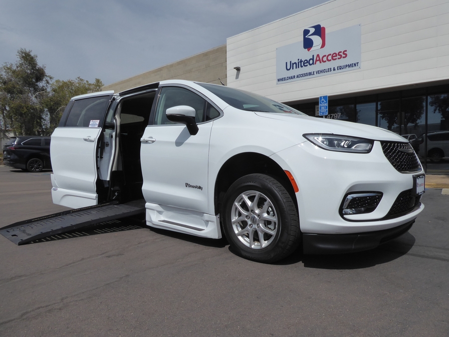 PRE OWNED 2023 Chrysler Pacifica Touring L