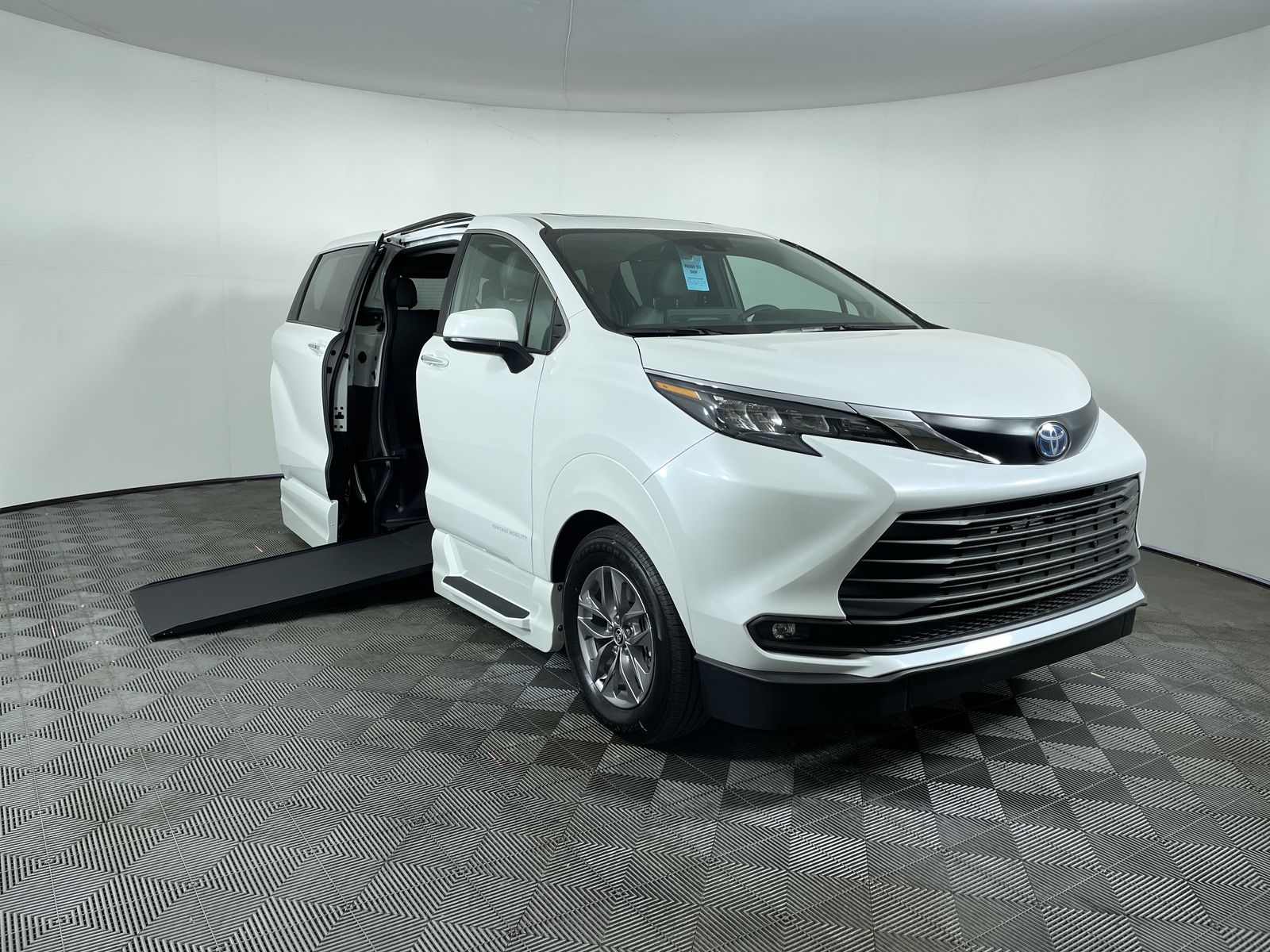 2025 Toyota Sienna XLE's photo
