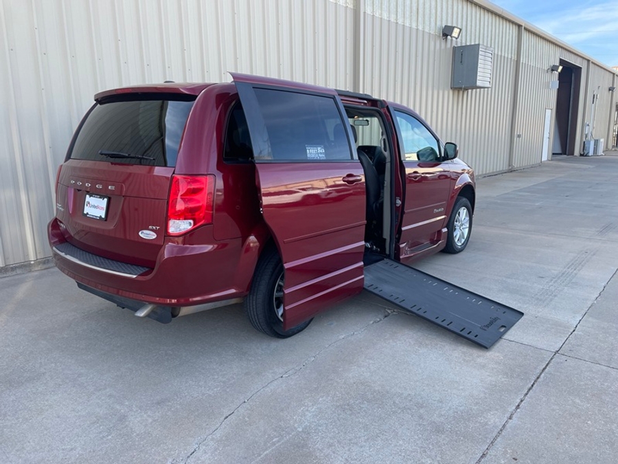 PRE OWNED 2016 Dodge Grand Caravan SXT