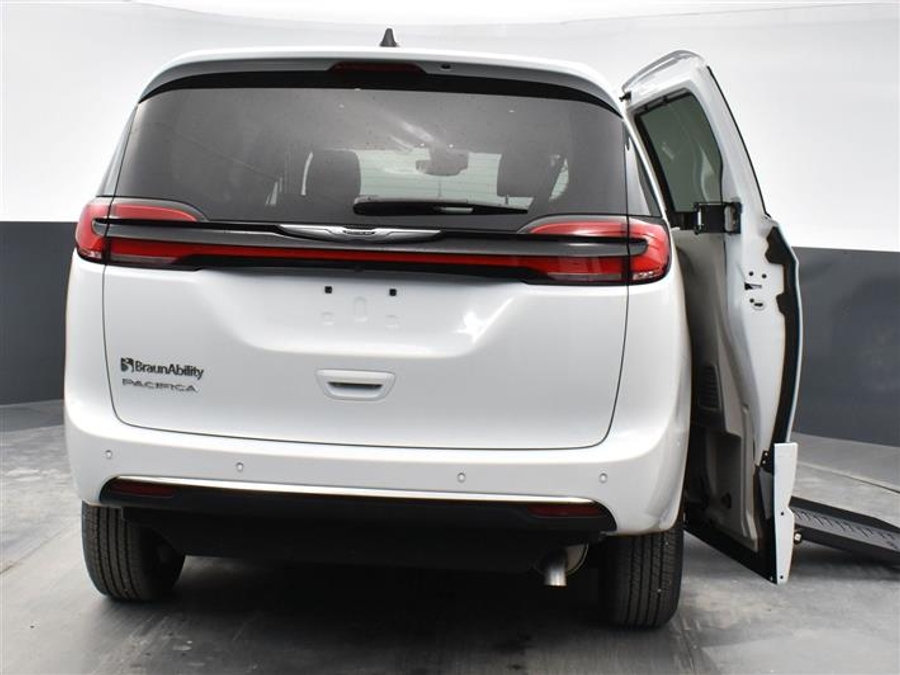 CERTIFIED PRE-OWNED 2024 Chrysler Pacifica Touring L