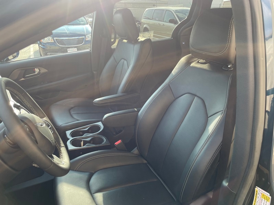 PRE OWNED 2025 Chrysler Pacifica Select