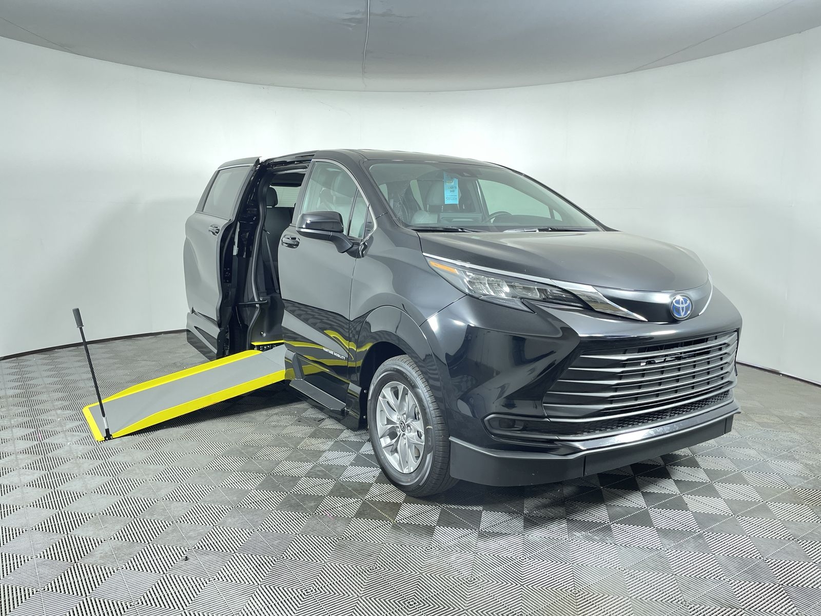 2025 Toyota Sienna LE's photo