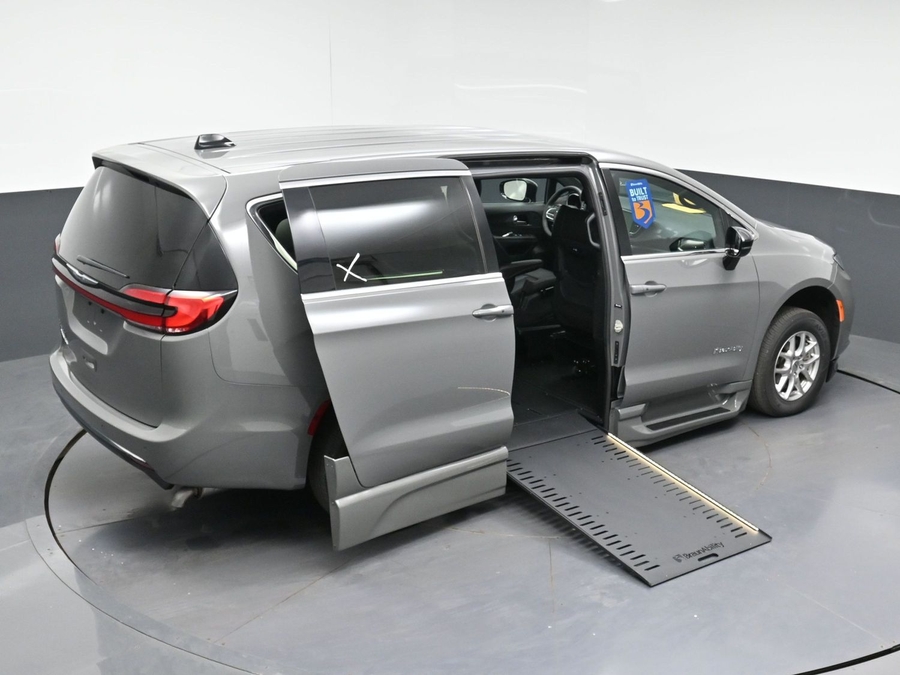 CERTIFIED PRE-OWNED 2025 Chrysler Pacifica Select