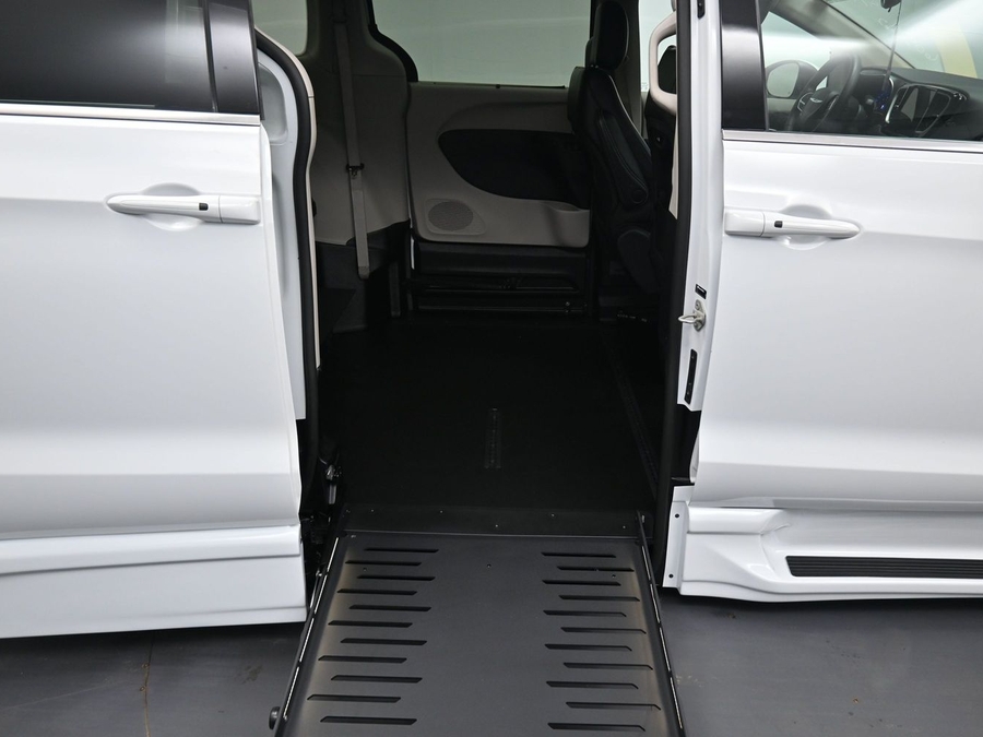 PRE OWNED 2023 Chrysler Pacifica Touring L