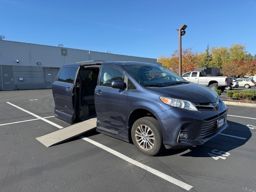 PRE OWNED 2018 Toyota Sienna XLE